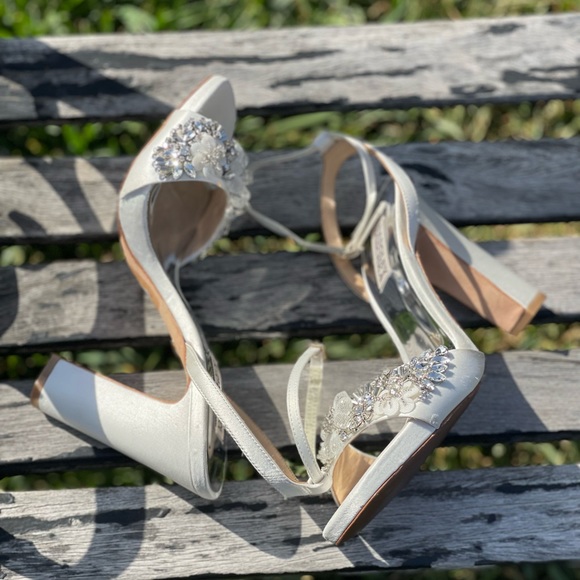 - Badgley Mischka Alexa Rhinestone flower ornament white satin embellished…8.5 - Picture 7 of 16